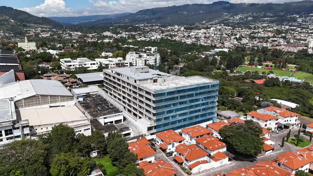 Quiénes somos 7 construccion edificio hospital del holding