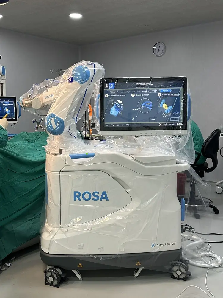 robot rosa holding medico