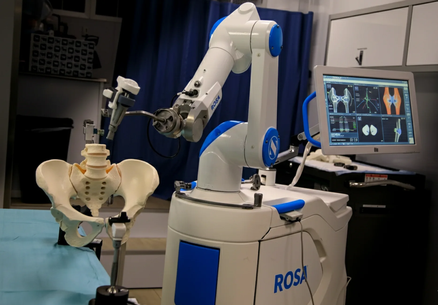 Protesis de cadera 2 robot rosa hospital del holding